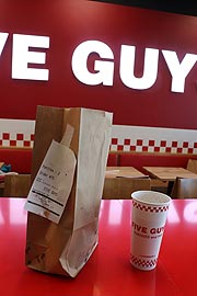 Five Guys Burger sind erhältlich nur in der braunen Papiertüte... (©Foto: Martin Schmitz)
